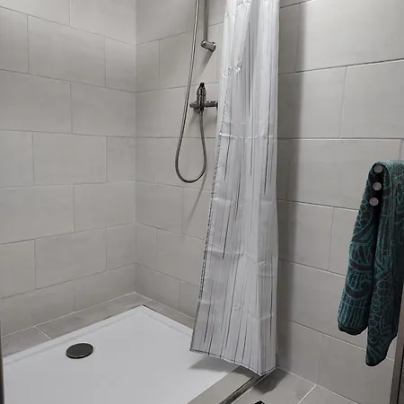 Apartamento 35m2 En Rez De Chaussée De Notre Maison, Terrasse Couverte , Espace Extérieur, Parking Privé Fermé, A 3 Km Du Centre Du Puy En Velay, Tous Commerces Alimentaires à 200metres Chadrac