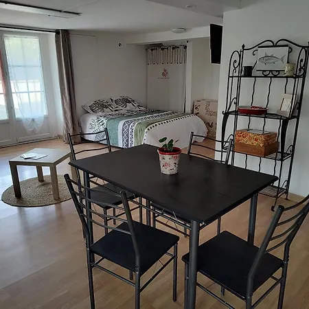 35m2 En Rez De Chaussée De Notre Maison, Terrasse Couverte , Espace Extérieur, Parking Privé Fermé, A 3 Km Du Centre Du Puy En Velay, Tous Commerces Alimentaires à 200metres Appartement Chadrac