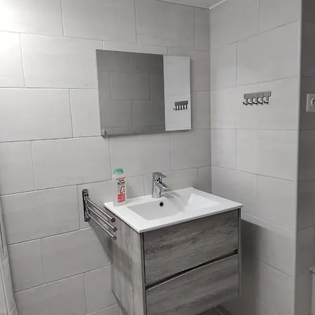 35m2 En Rez De Chaussée De Notre Maison, Terrasse Couverte , Espace Extérieur, Parking Privé Fermé, A 3 Km Du Centre Du Puy En Velay, Tous Commerces Alimentaires à 200metres * Chadrac