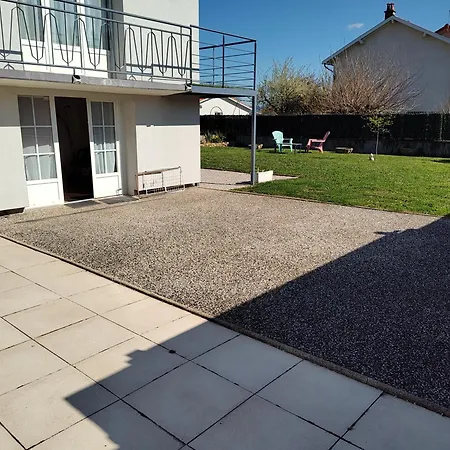 Apartamento 35m2 En Rez De Chaussée De Notre Maison, Terrasse Couverte , Espace Extérieur, Parking Privé Fermé, A 3 Km Du Centre Du Puy En Velay, Tous Commerces Alimentaires à 200metres